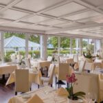 Eleganter Speisesaal im Hotel Hoeri mit Blick ins Grüne, ideal für das Silvesterprogramm.