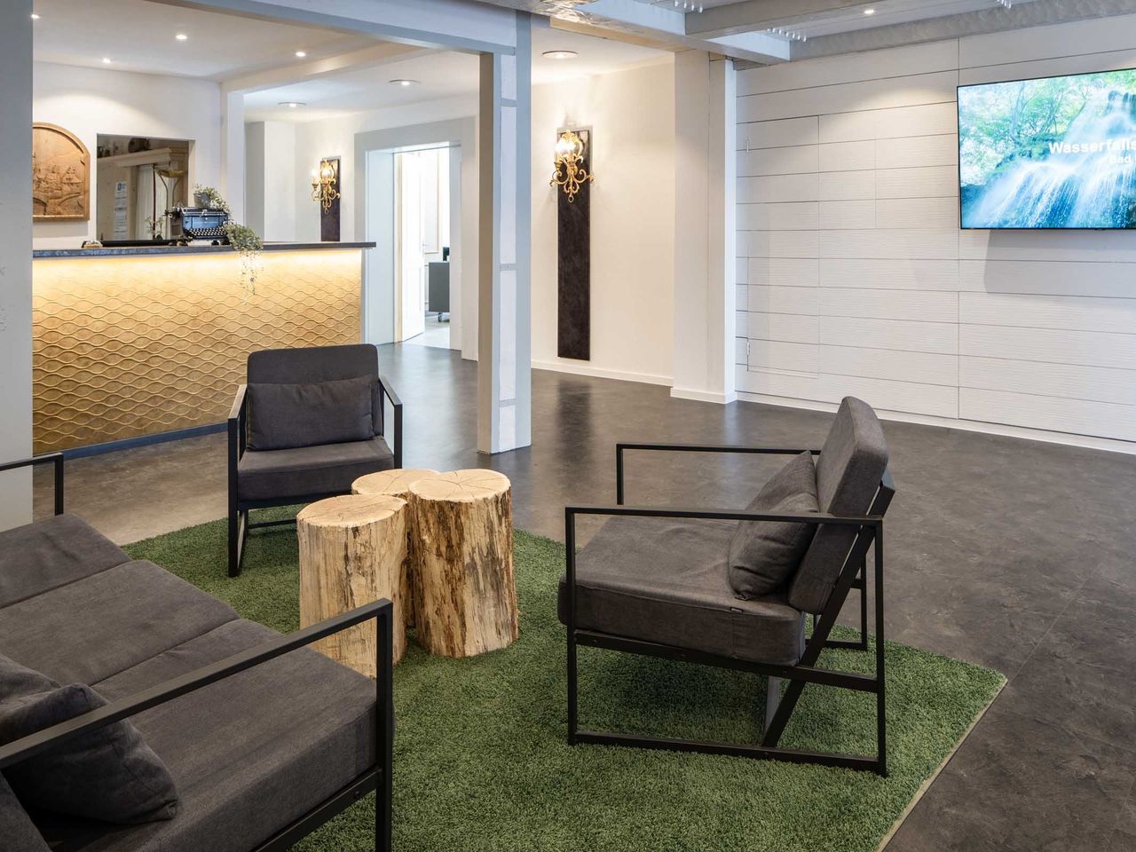 Empfangsbereich des Flair Hotel Vier Jahreszeiten mit Sitzbereich und moderner Atmosphäre, perfekt für einen Silvesteraufenthalt.