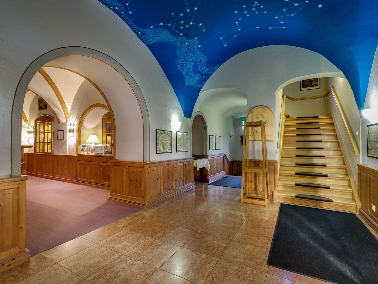 Eleganter Empfangsbereich im Hotel Schloss Nebra mit stilvoller Atmosphäre