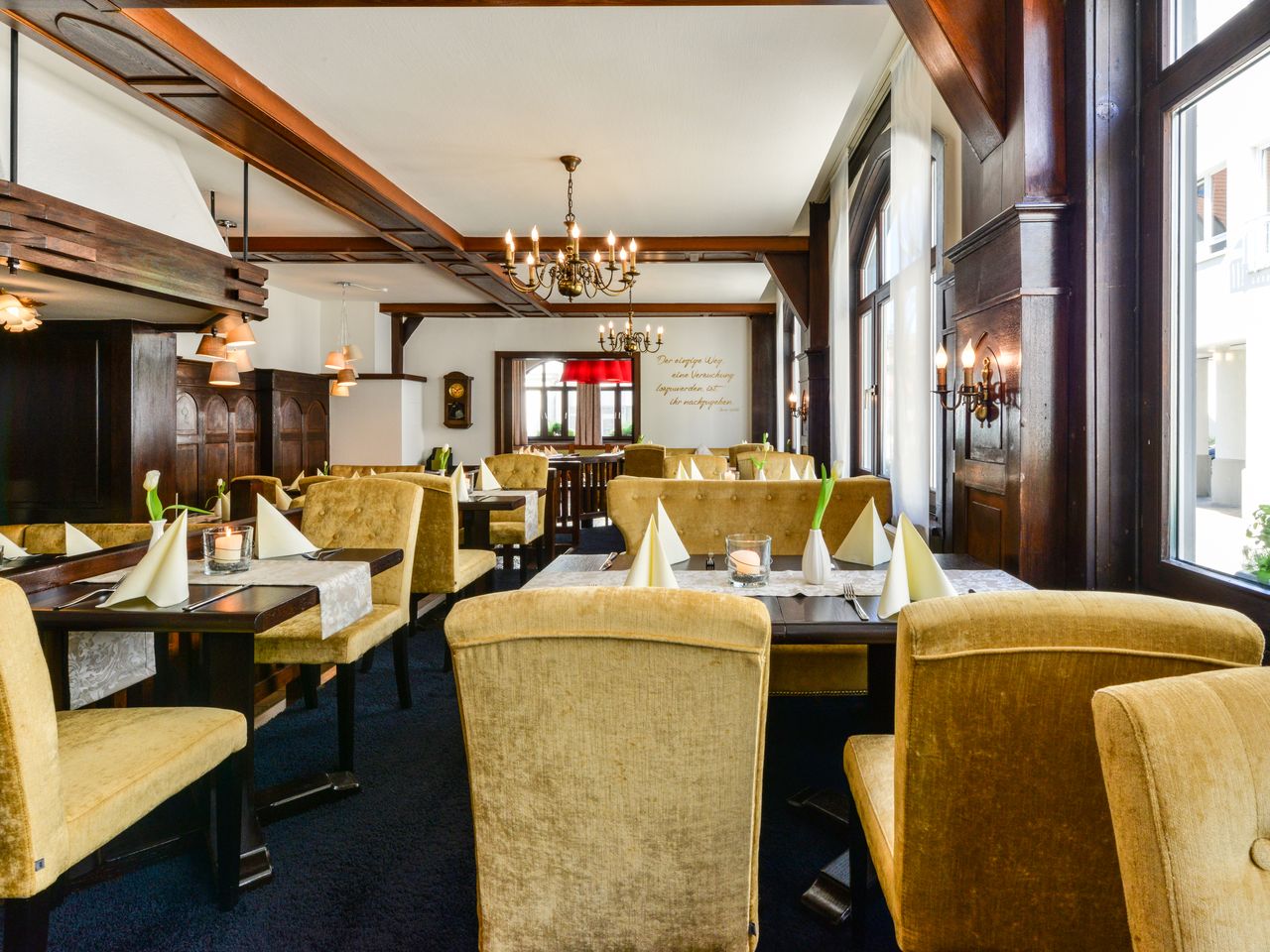 Stilvolles Esszimmer mit eleganten Details im Flair Hotel Vier Jahreszeiten, ideal für einen besonderen Silvesterabend.