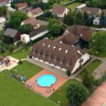 Luftaufnahme des Ferien Hotel Spreewald mit Pool und weitläufigem Gelände, perfekt für Silvesterurlaub.
