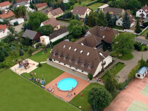 Luftaufnahme des Ferien Hotel Spreewald mit Pool und weitläufigem Gelände, perfekt für Silvesterurlaub.