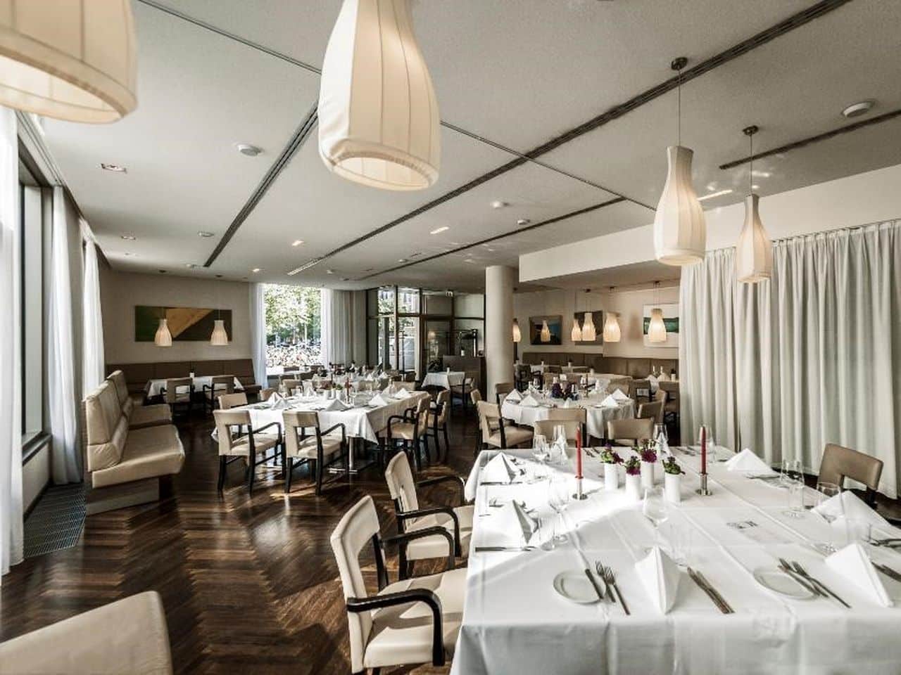 Festlich gedecktes Restaurant im ARCOTEL John F Berlin für ein unvergessliches Silvesterdinner