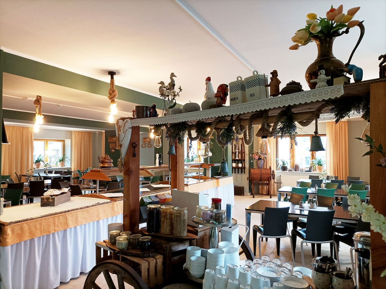 Blick auf das festlich dekorierte Restaurant des Erzgebirgshotels Freiberger Höhe für Silvester