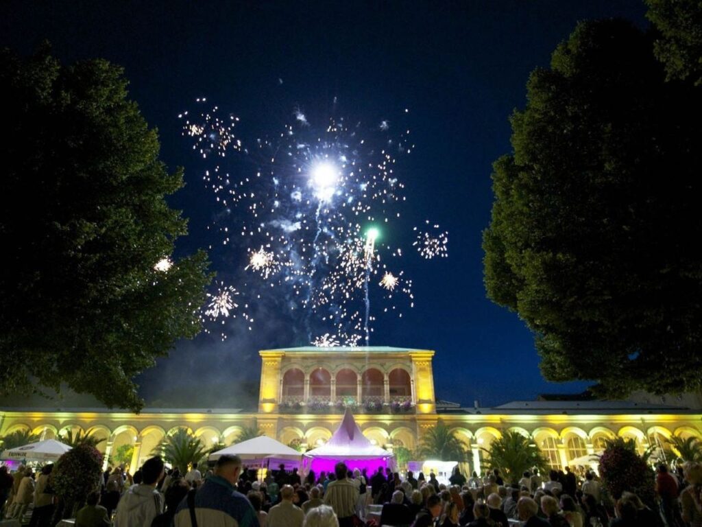 Silvesterfeuerwerk vor dem historischen Gebäude in Bad Kissingen.