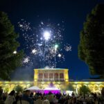 Silvesterfeuerwerk vor dem historischen Gebäude in Bad Kissingen.
