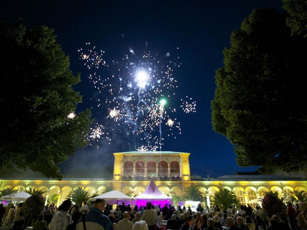 Silvesterfeuerwerk vor dem historischen Gebäude in Bad Kissingen.