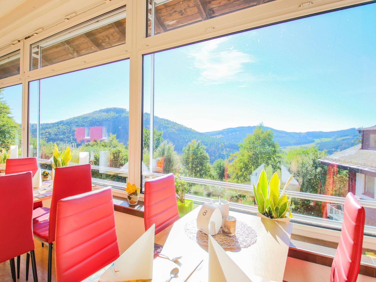 Gemütlicher Frühstücksbereich mit Panoramablick im Panorama Hotel Winterberg