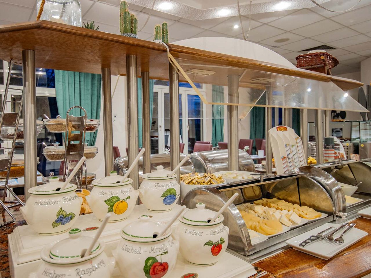 Vielfältiges Frühstücksbuffet im SEEHOTEL Brandenburg an der Havel, perfekt für einen Silvesterurlaub.