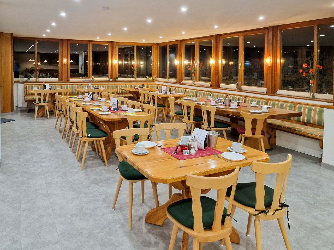 Frühstücksraum des Hotels Ferien vom Ich, perfekt für Silvesterfeiern im Bayerischen Wald