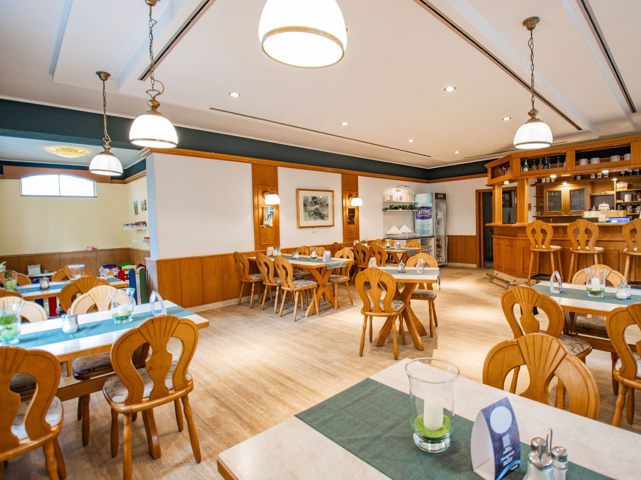 Die gemütliche Gaststube im Ferien Hotel Spreewald, ideal für Silvesterfeierlichkeiten.