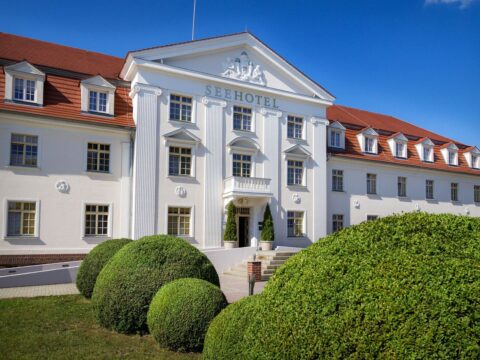 Die prächtige historische Fassade des Seehotels Großräschen, ideal für Silvesterreisende.