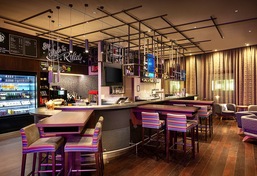 Elegante Bar im Holiday Inn Hamburg – der perfekte Ort für einen stilvollen Silvesterabend