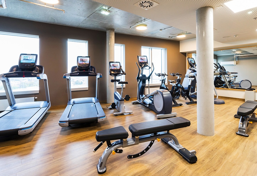 Moderner Fitnessraum im Holiday Inn Hamburg – perfekt für aktive Gäste an Silvester