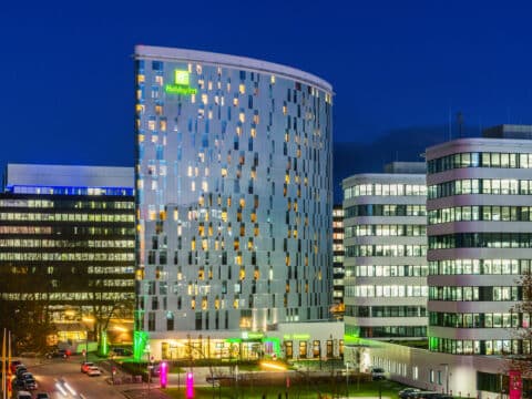 Außenansicht des Holiday Inn Hamburg – City Nord, perfekt für Silvester