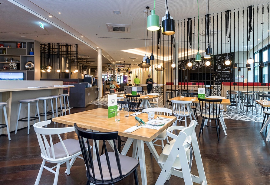 Moderner Restaurantbereich im Holiday Inn Hamburg – kulinarische Highlights an Silvester