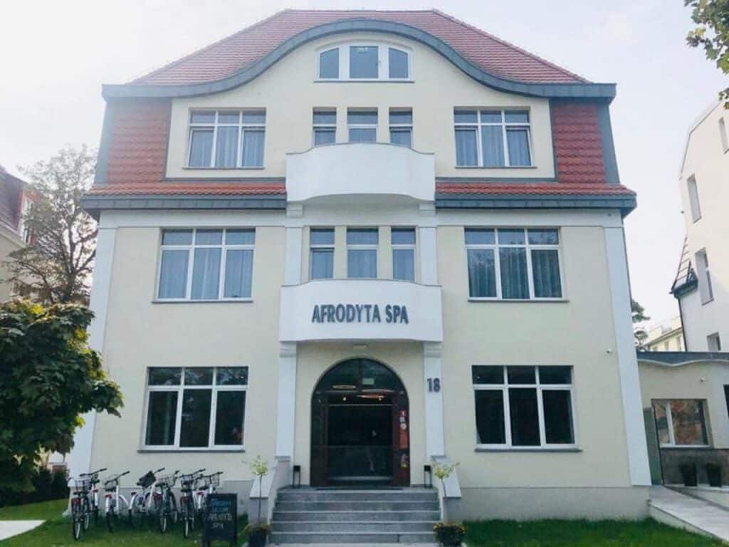 Fassade des Hotel Afrodyta Spa in Swinemünde an Silvester