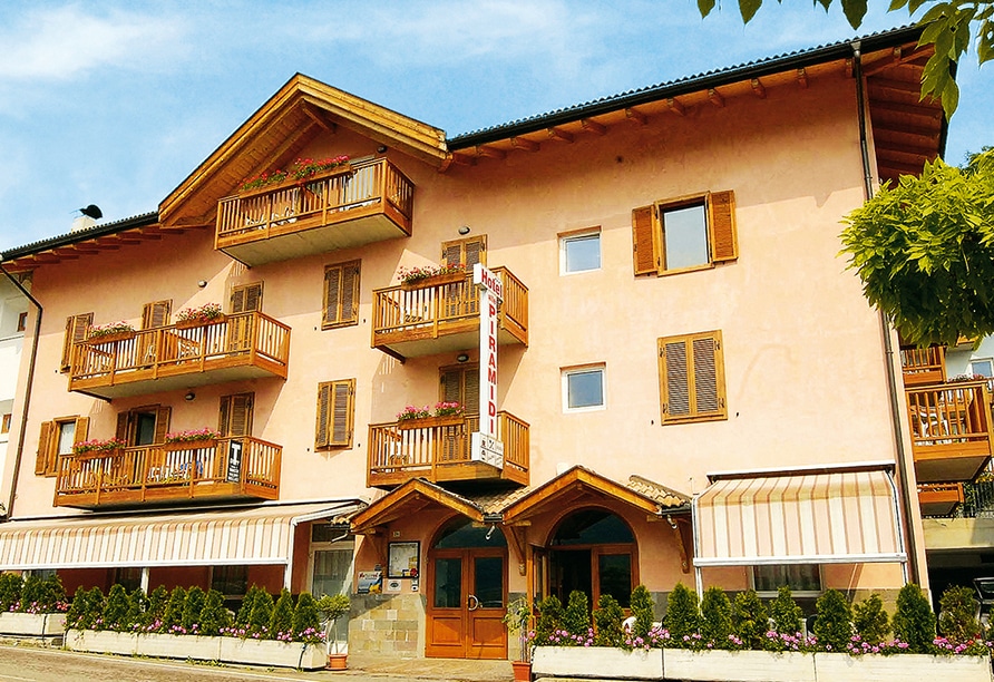 Außenansicht des Hotel Alle Piramidi in Segonzano