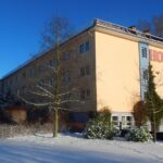 Außenansicht des Hotel Am Tierpark in verschneiter Winterlandschaft
