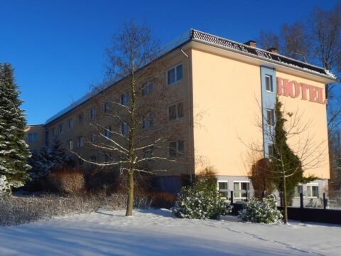 Außenansicht des Hotel Am Tierpark in verschneiter Winterlandschaft