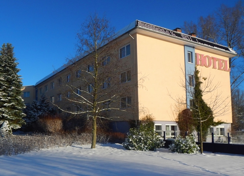 Außenansicht des Hotel Am Tierpark in verschneiter Winterlandschaft