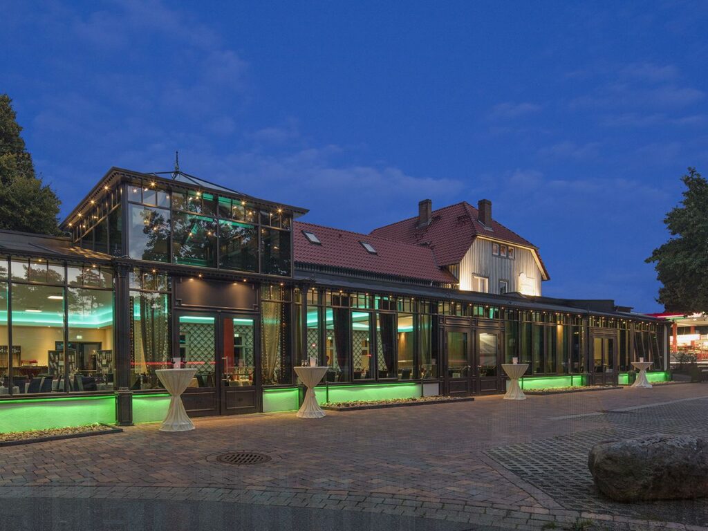 Beleuchtete Außenansicht des Hotel zur Heideblüte – Perfekt für Ihre Silvesterreise SEO Description: Feier