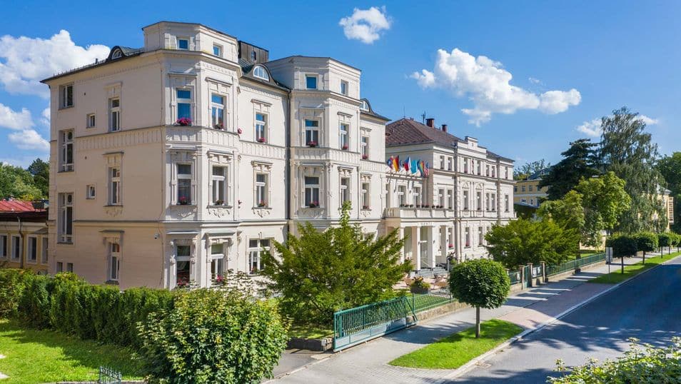 Hotel Bajkal in Franzensbad zu Silvester mit Fassade und blauen Himmel
