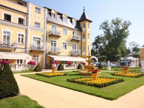 Hotel Bajkal mit Garten in Franzensbad für einen festlichen Silvesterurlaub