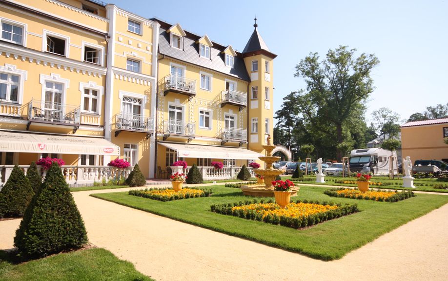 Hotel Bajkal mit Garten in Franzensbad für einen festlichen Silvesterurlaub