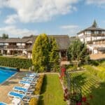 Außenbereich vom Hotel Bajkal mit Pool und Garten zu Silvester