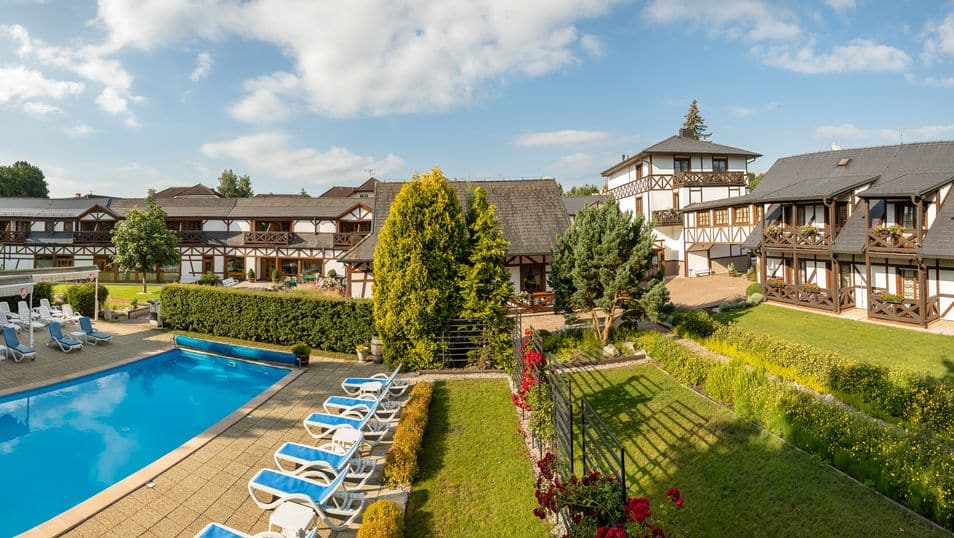 Außenbereich vom Hotel Bajkal mit Pool und Garten zu Silvester