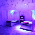 Salzgrotte im Hotel Bajkal mit lila Lichtstimmung für Silvester-Wellness
