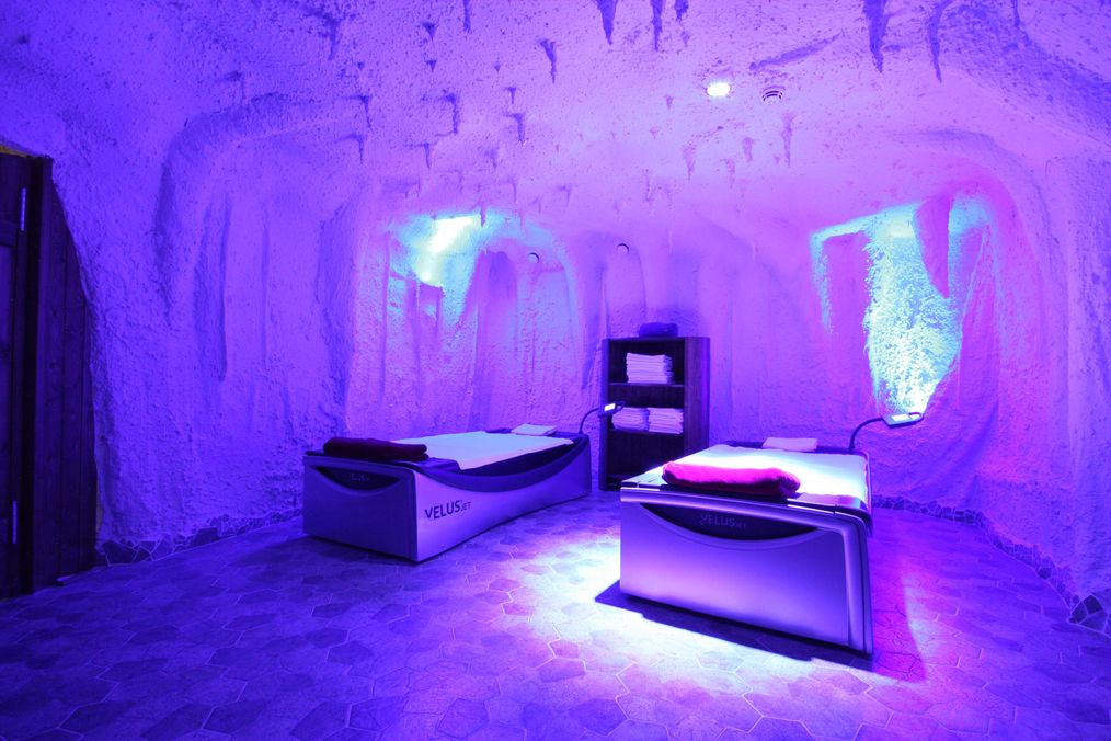 Salzgrotte im Hotel Bajkal mit lila Lichtstimmung für Silvester-Wellness