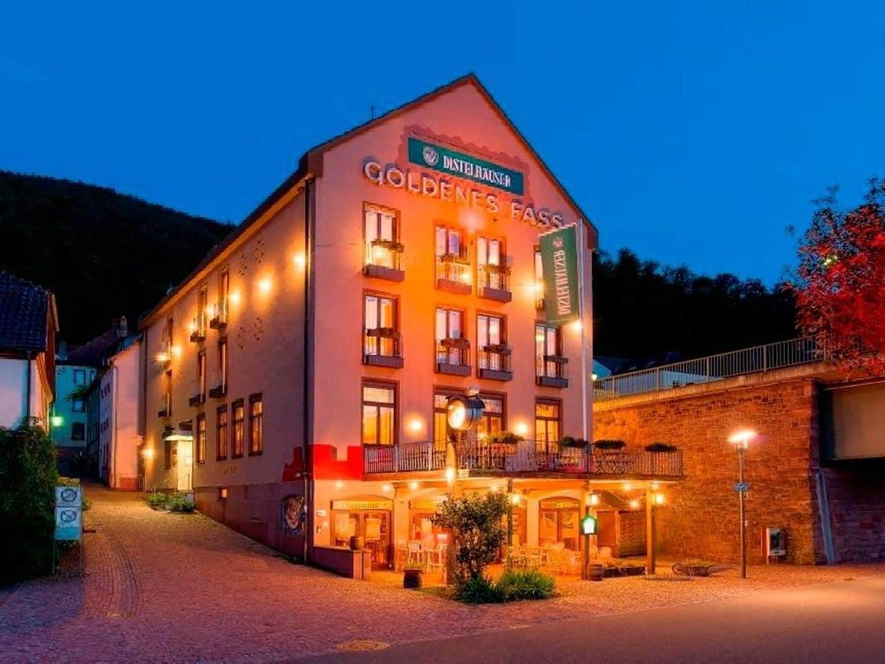 Das Hotel Goldenes Fass in Freudenberg bei Nacht, ideal für Ihre Silvesterfeier