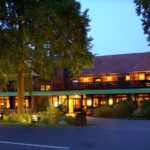 Beleuchtetes Hotel Heide Kröpke an Silvester am Abend
