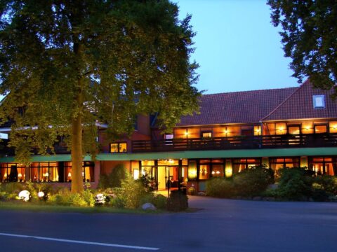 Beleuchtetes Hotel Heide Kröpke an Silvester am Abend