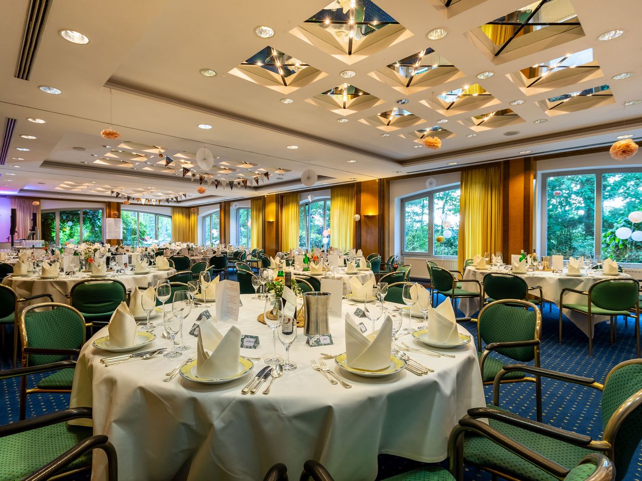 Festlich gedeckter Saal im Hotel Heide Kröpke für Silvesterabend