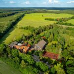 Luftaufnahme vom Hotel Heide Kröpke umgeben von Wiesen und Wäldern zu Silvester