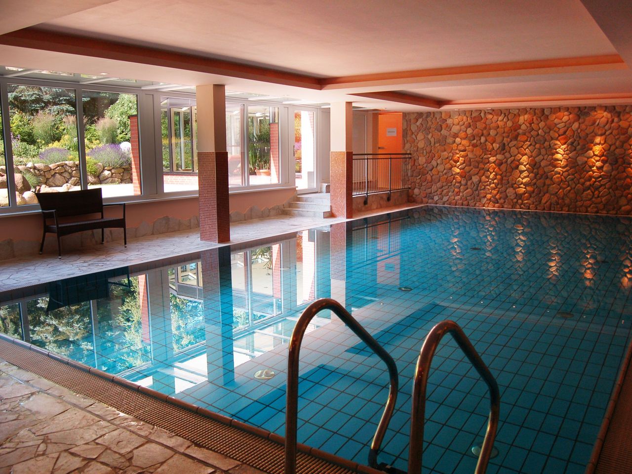 Innenpool im Hotel Heide Kröpke für entspannte Stunden an Silvester