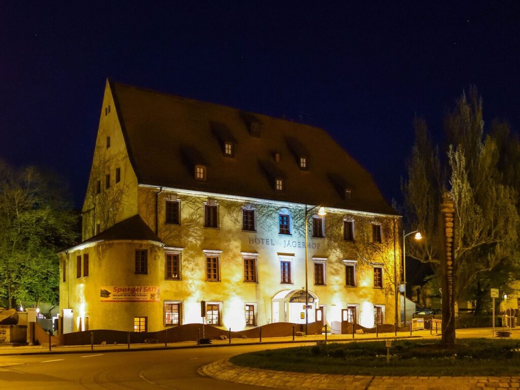 Hotel Jägerhof festlich beleuchtet zu Silvester bei Nacht