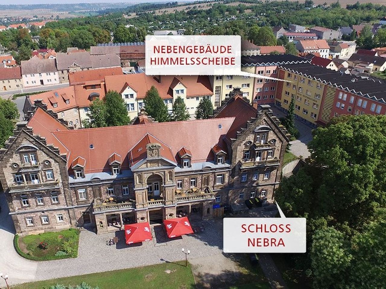 Luftaufnahme von Hotel Schloss Nebra und Nebengebäude, perfekte Lage für Silvester