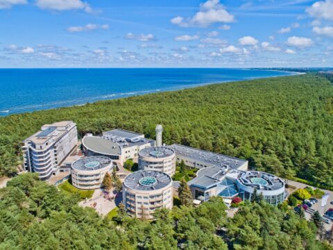 Luftaufnahme des Hotel Senator in Dźwirzyno mit direktem Zugang zur Ostsee für Silvester