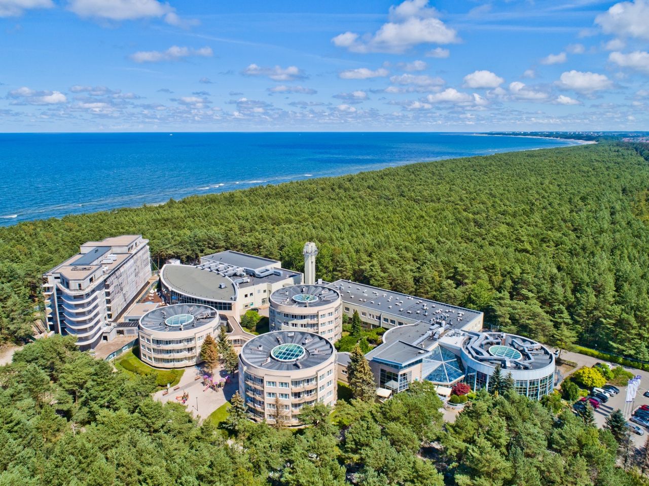 Luftaufnahme des Hotel Senator in Dźwirzyno mit direktem Zugang zur Ostsee für Silvester