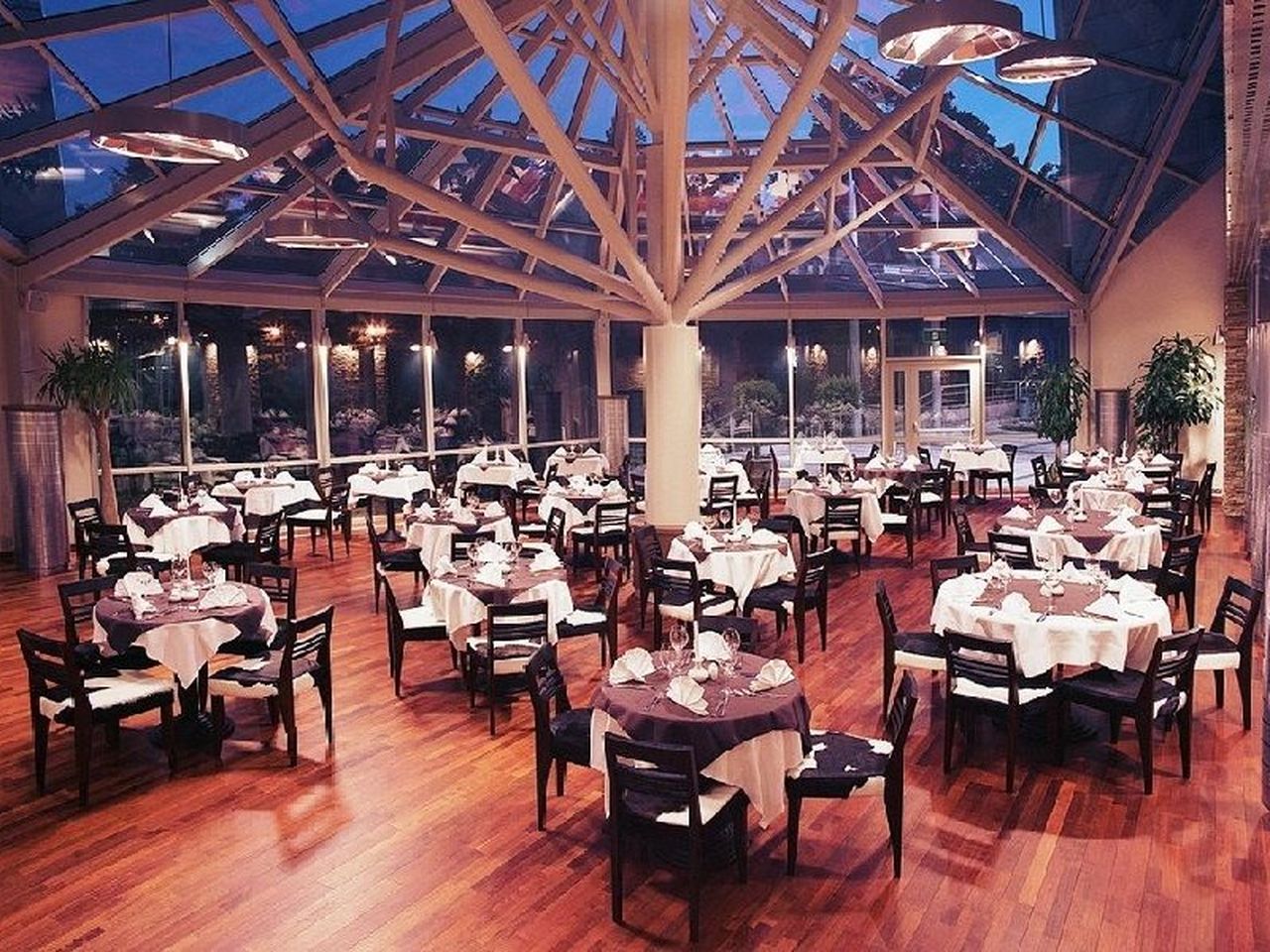 Festlich gedecktes Restaurant im Hotel Senator für das Silvesterbuffet