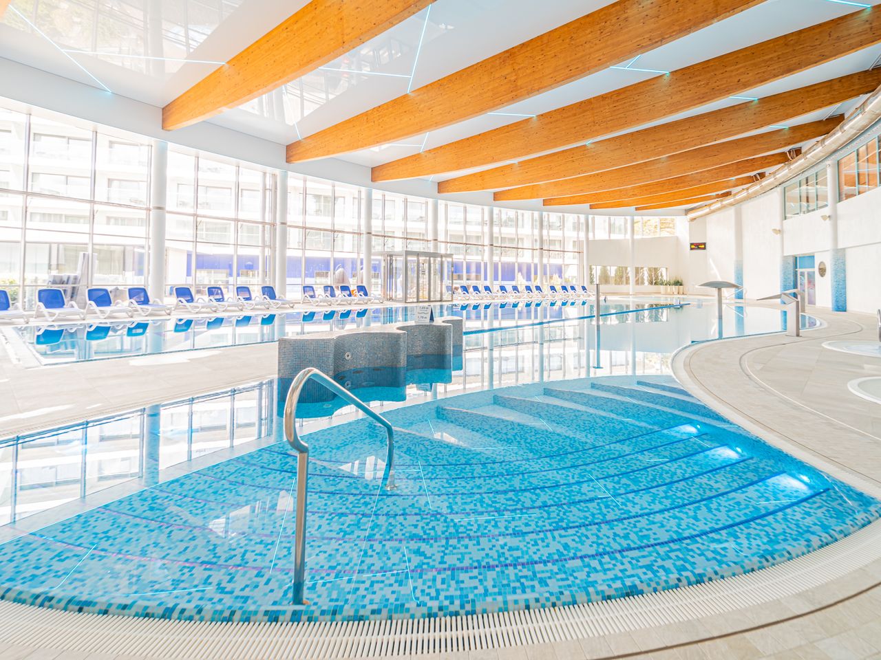 Großes Hallenbad im Hotel Senator mit Liegen für Wellnessurlaub an Silvester