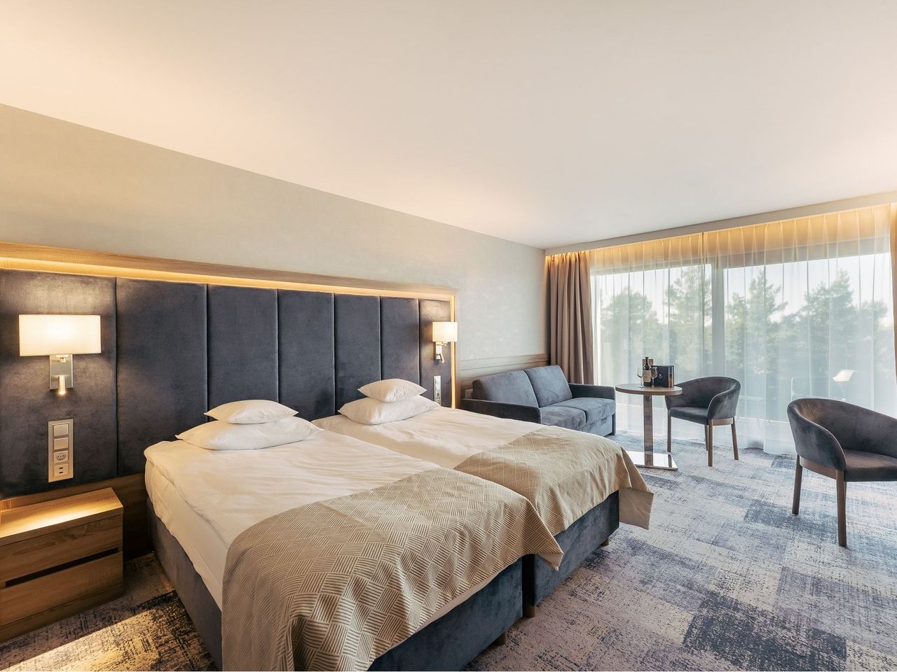 Modernes Doppelzimmer im Hotel Senator mit Blick auf den Küstenwald für Silvester