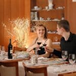 Paar beim festlichen Silvester-Dinner im Hotel Srni