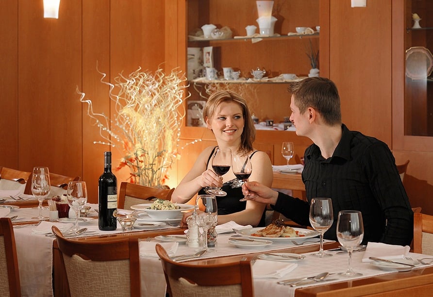 Paar beim festlichen Silvester-Dinner im Hotel Srni