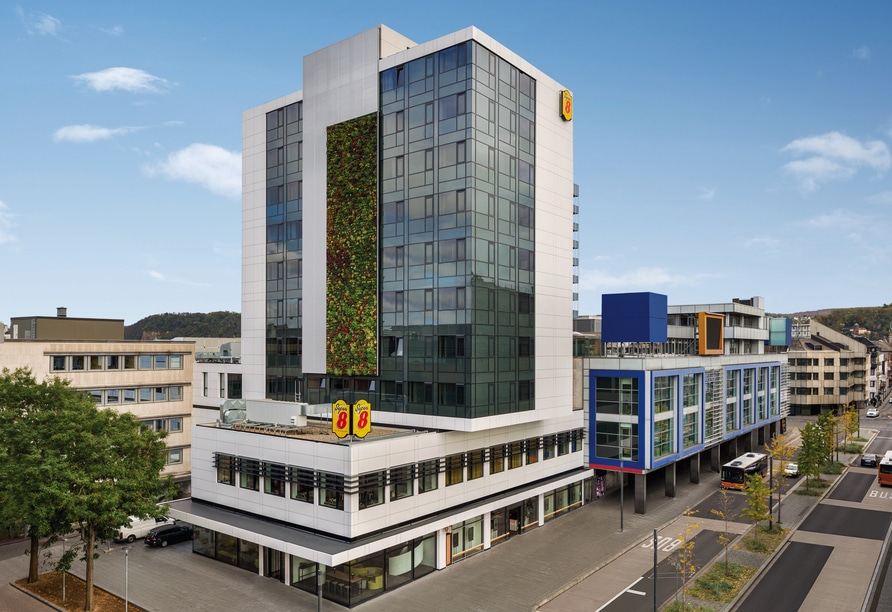 Außenansicht vom Hotel Super 8 by Wyndham Koblenz an Silvester