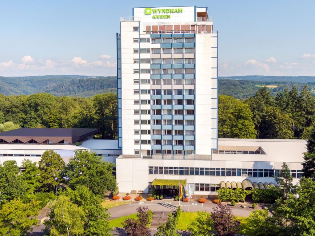 Außenansicht des Hotels Wyndham Garden Lahnstein Koblenz im Grünen